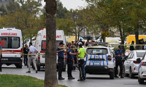 İzmir'de adliye önünde çatışma!
